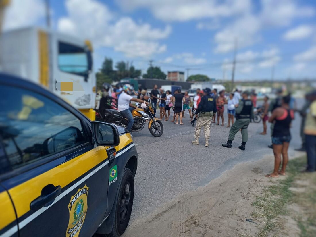 Moradores protestam em local onde duas mulheres foram atropeladas 