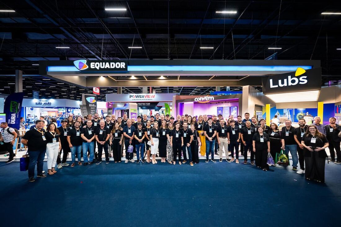 Equipe da Dislub Equador presente no evento posou para foto em frente ao estande premiadosou pnro 