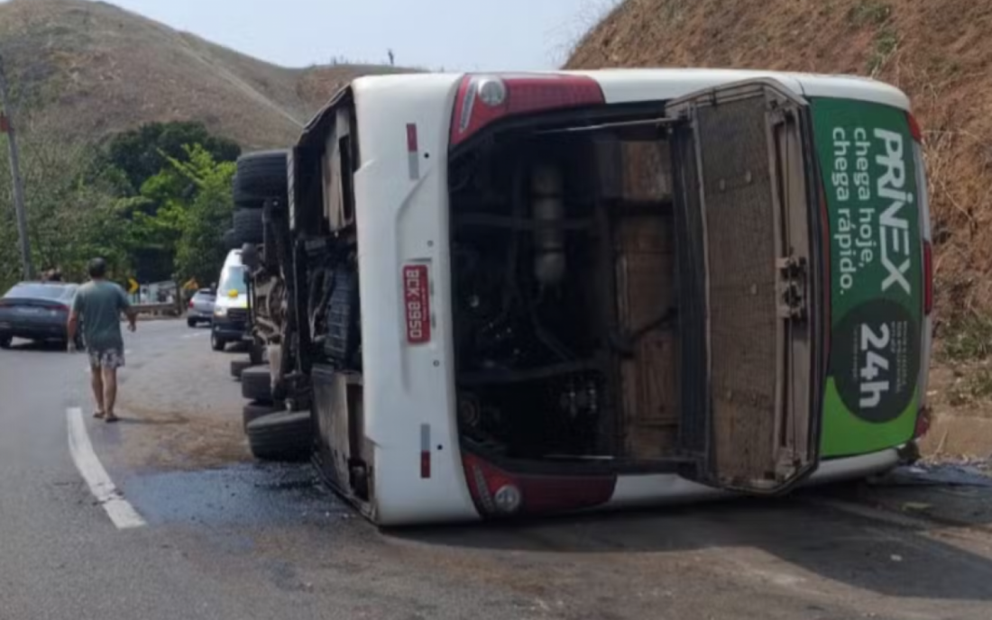 Ônibus tombou na altura do km 224 na descida da Serra das Araras, sentido Rio