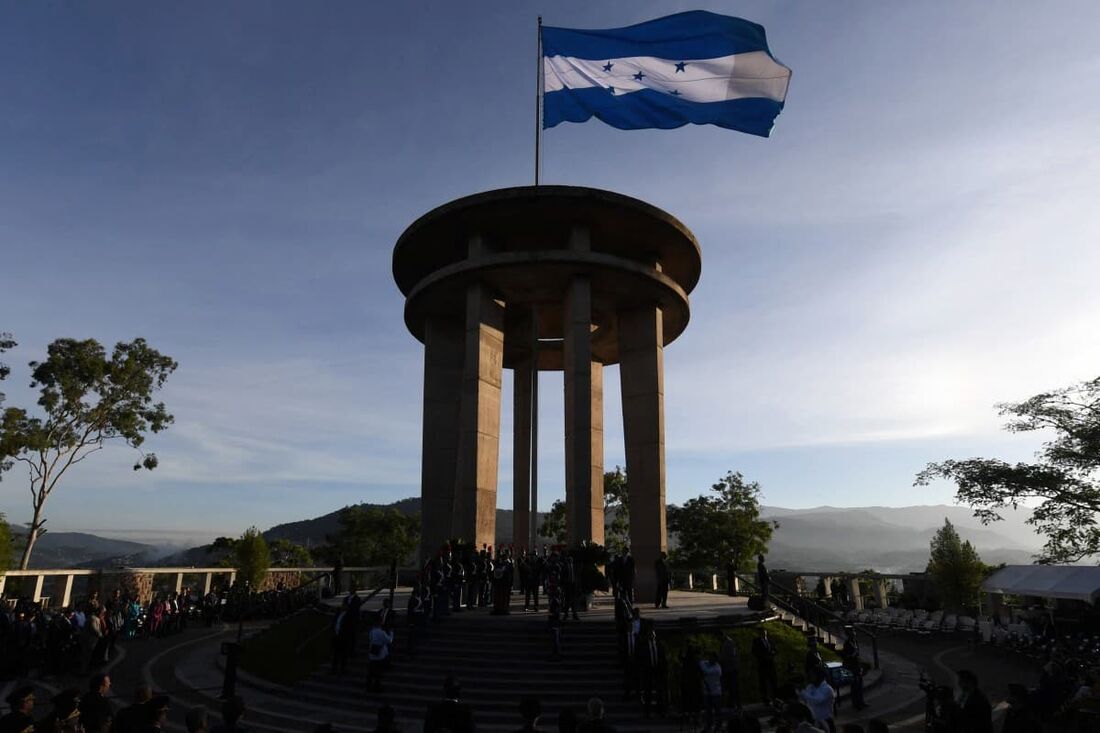 A bandeira de Honduras tremula no Monumento à Paz durante o Hasteamento da Bandeira Nacional