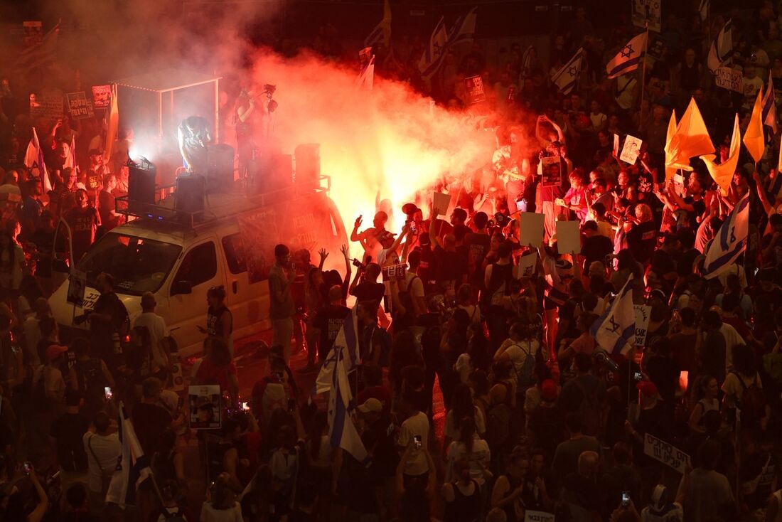 Protesto antigovernamental pedindo ação para garantir a libertação dos reféns israelenses mantidos em cativeiro por militantes palestinos na Faixa de Gaza