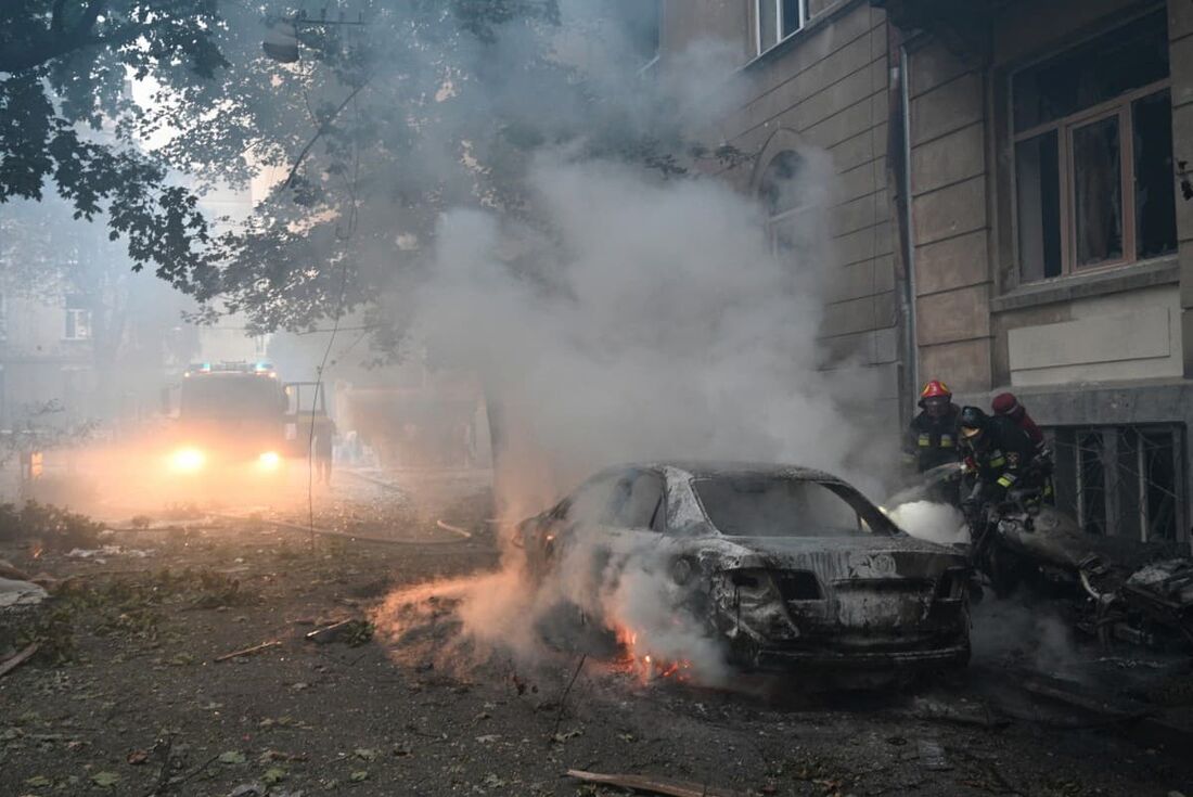 Equipes de resgate ucranianas trabalham para extinguir um incêndio após um ataque de mísseis em Lviv