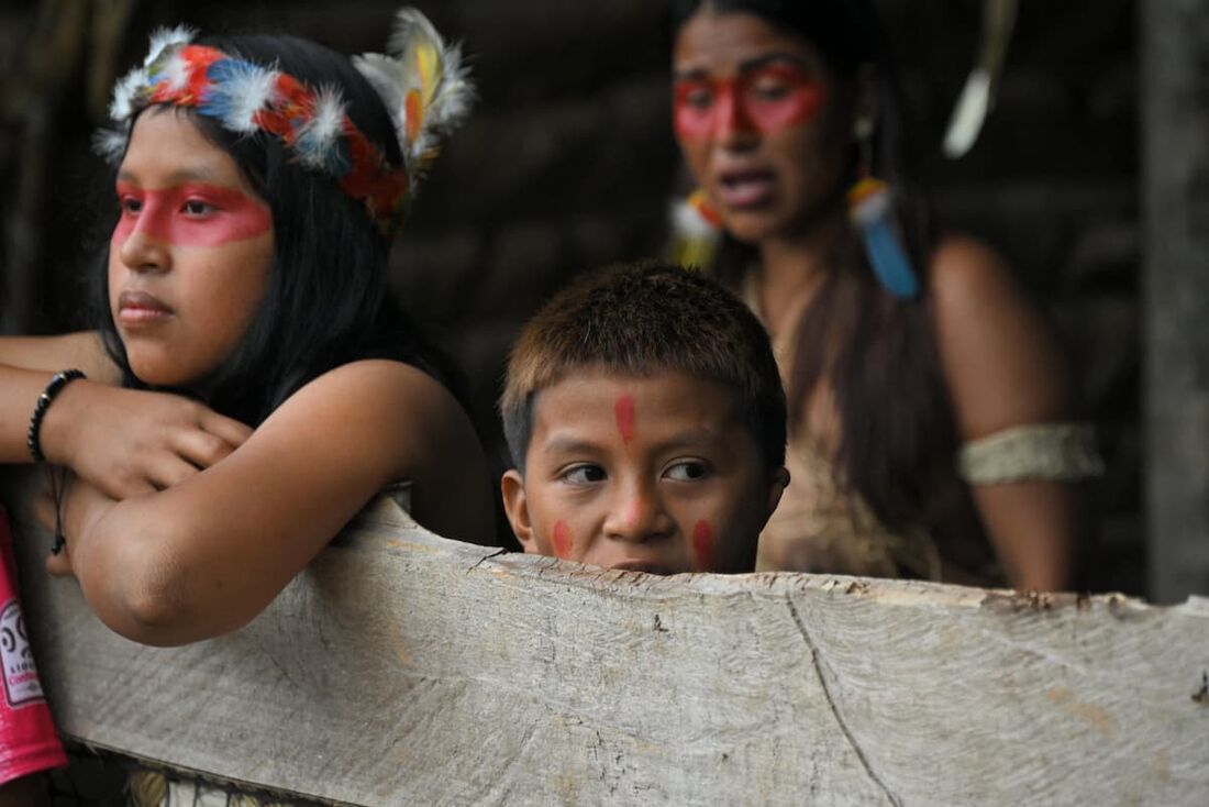 Povo indígena Waorani recebe um grupo de jornalistas na aldeia Guiyero Waorani, dentro do Parque Nacional Yasuni, na província de Orellana, Equador