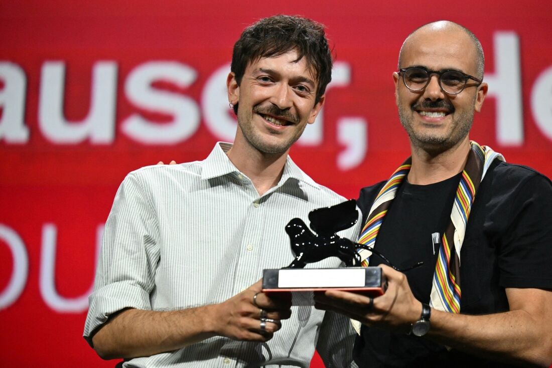 Murilo Hauser e Heitor Lorega recebem Prêmio de Melhor Roteiro por "Ainda Estou Aqui", de Walter Salles, durante cerimônia de premiação do 81&ordm; Festival de Cinema de Veneza