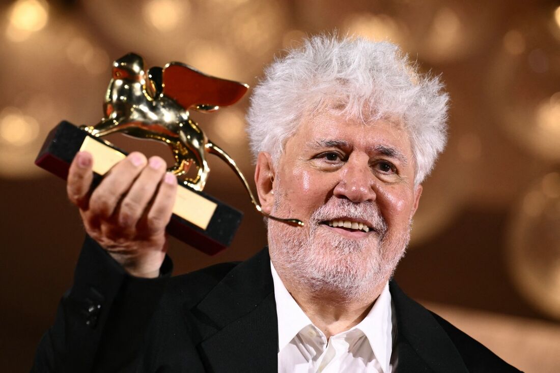 O diretor espanhol Pedro Almodóvar posa com o Leão de Ouro de Melhor Filme que recebeu por "The Room Next Door" durante uma sessão de fotos após a cerimônia de premiação do 81&ordm; Festival de Cinema de Veneza