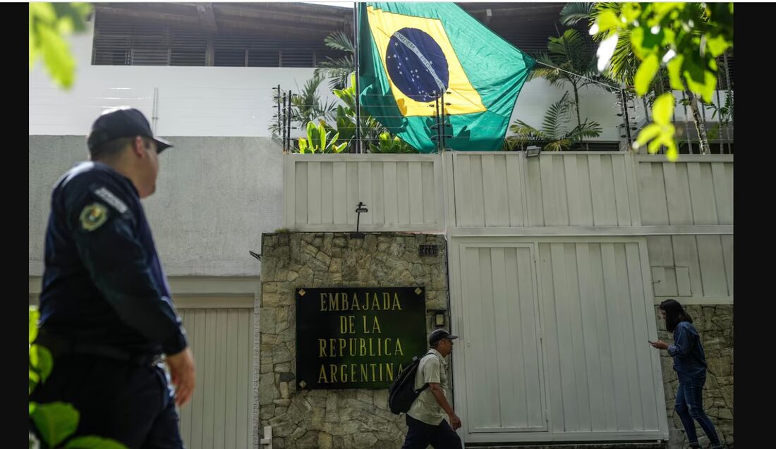 Bandeira brasileira foi hasteada na Embaixada da Argentina em Caracas no início de agosto, quando embaixada brasileira assumiu proteção da sede diplomática. 