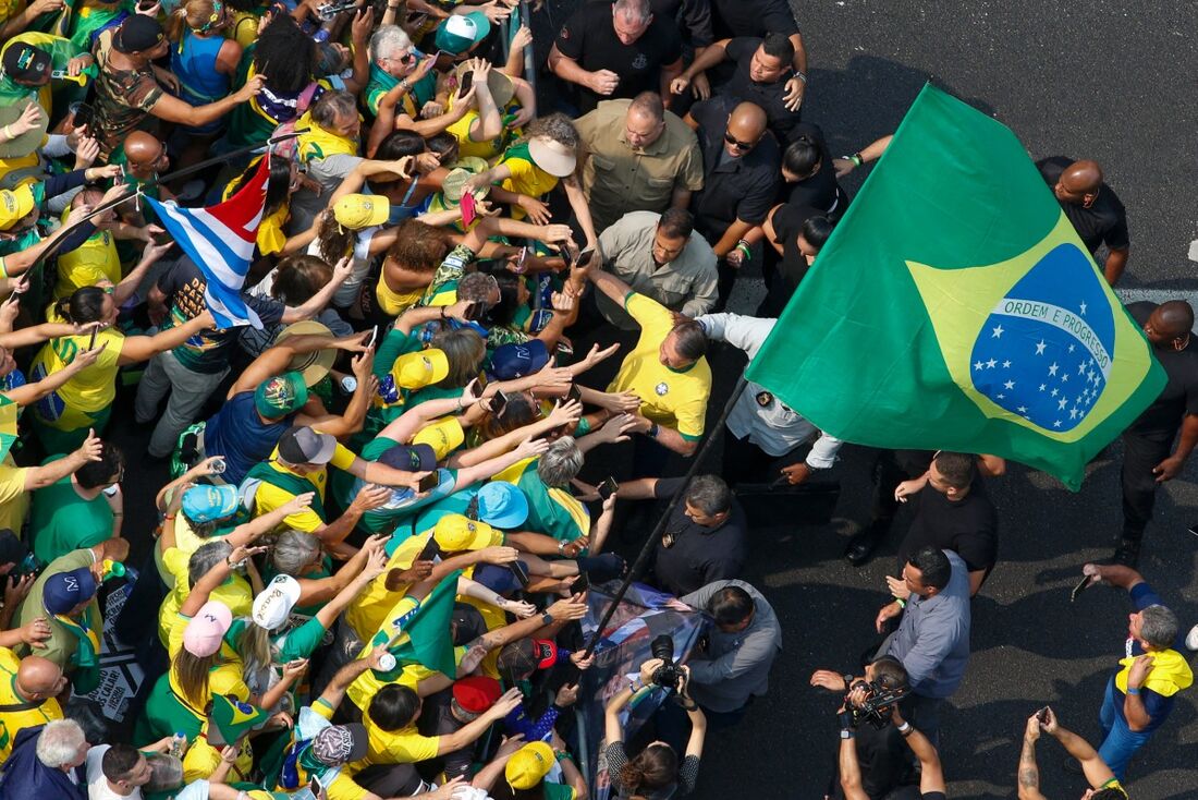 O ex-presidente brasileiro Jair Bolsonaro (C) cumprimenta apoiadores durante um comício do dia da Independência em São Paulo