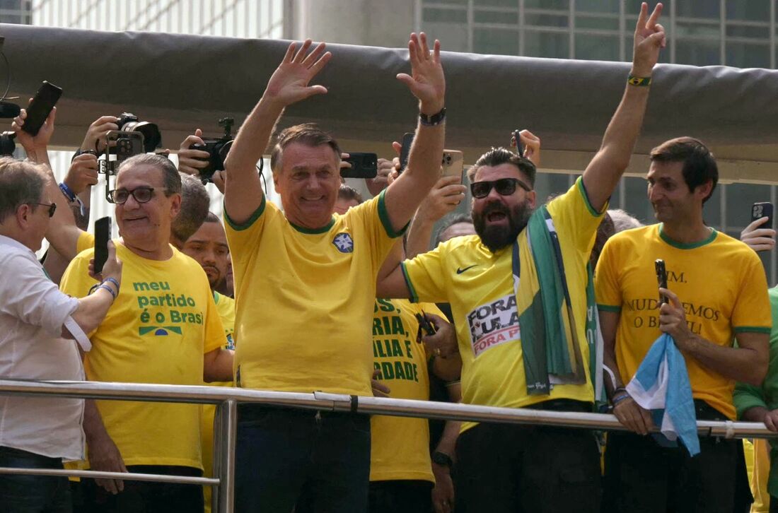 O ex-presidente brasileiro Jair Bolsonaro (3&ordm; e) cumprimenta apoiadores durante um comício do Dia da Independência em São Paulo