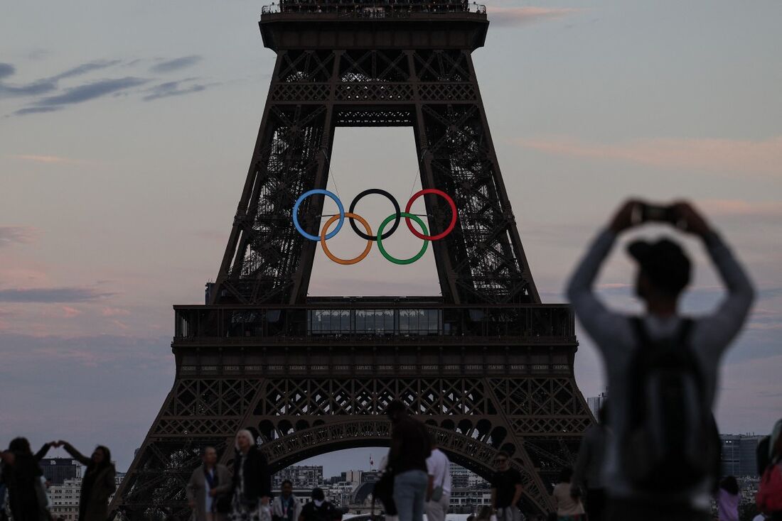 Anéis Olímpicos na Torre Eiffel