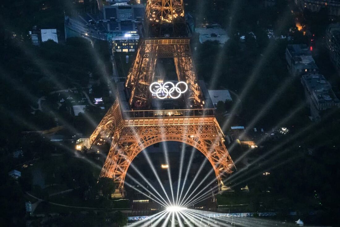 Vista aérea da Torre Eiffel e dos Anéis Olímpicos iluminados durante a cerimônia de abertura dos Jogos Olímpicos de Paris 2024 em Paris.