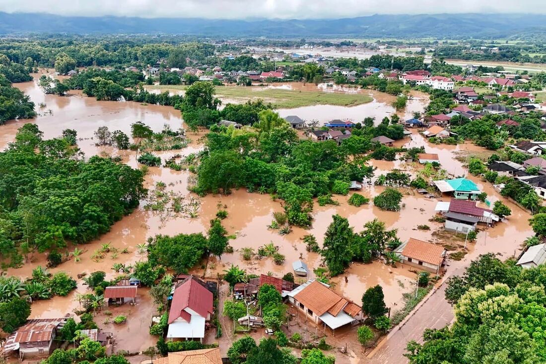 Vista aérea das águas da enchente ao redor de casas na província de Luang Namtha, após fortes chuvas após o Tufão Yagi.