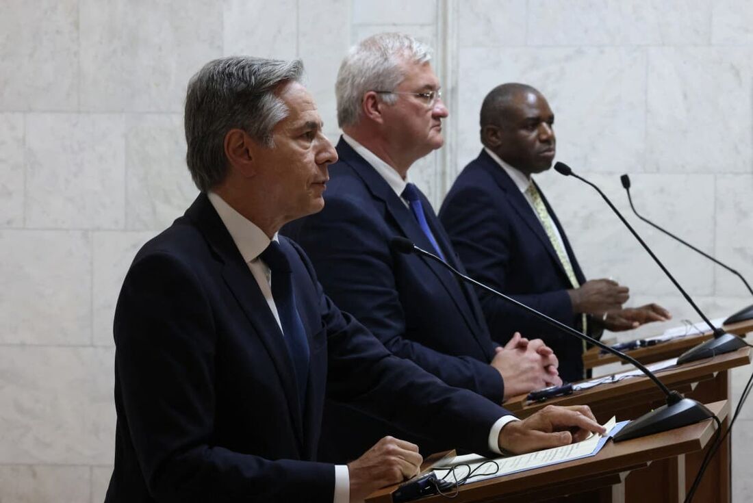 O Secretário de Estado dos EUA, Antony Blinken (E), o Ministro das Relações Exteriores da Ucrânia, Andrii Sybiha (C), e o Secretário de Relações Exteriores da Grã-Bretanha, David Lammy (D)