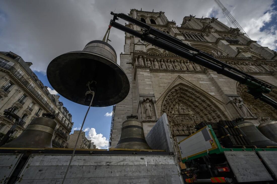 Um dos oito sinos, chamado "Marcel", do campanário norte da catedral de Notre-Dame de Paris é levantado após sua chegada