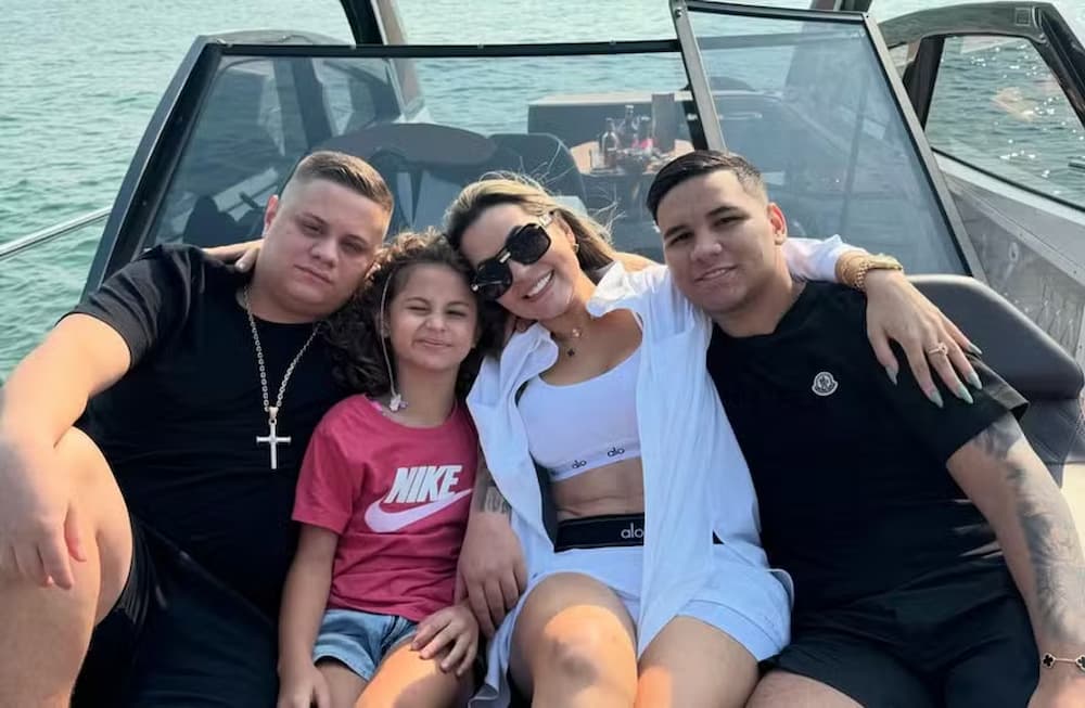 Gilliard, Kayky e Valentina são filhos de Deolane Bezerra 