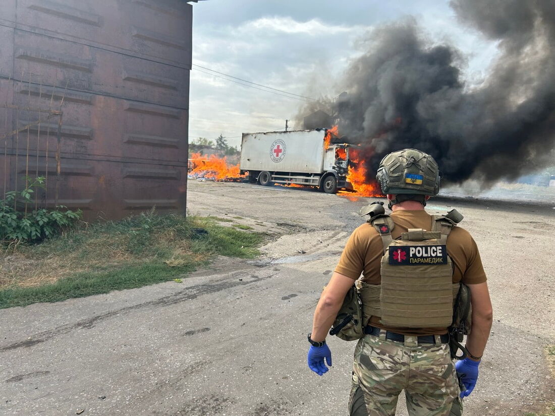 Caminhões em chamas do Comitê Internacional da Cruz Vermelha, após um bombardeio de artilharia na região de Donetsk, em meio à invasão russa na Ucrânia