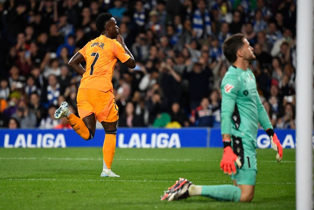 Vinicius Júnior pede silêncio à torcida da Real Sociedad após marcar um gol