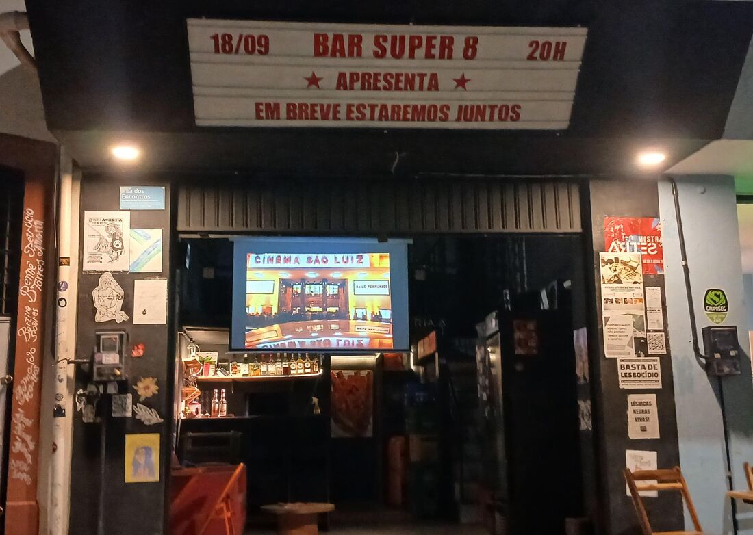 Bar Super 8, na Mamed Simões, tem o letreiro inspirado no Cinema São Luiz