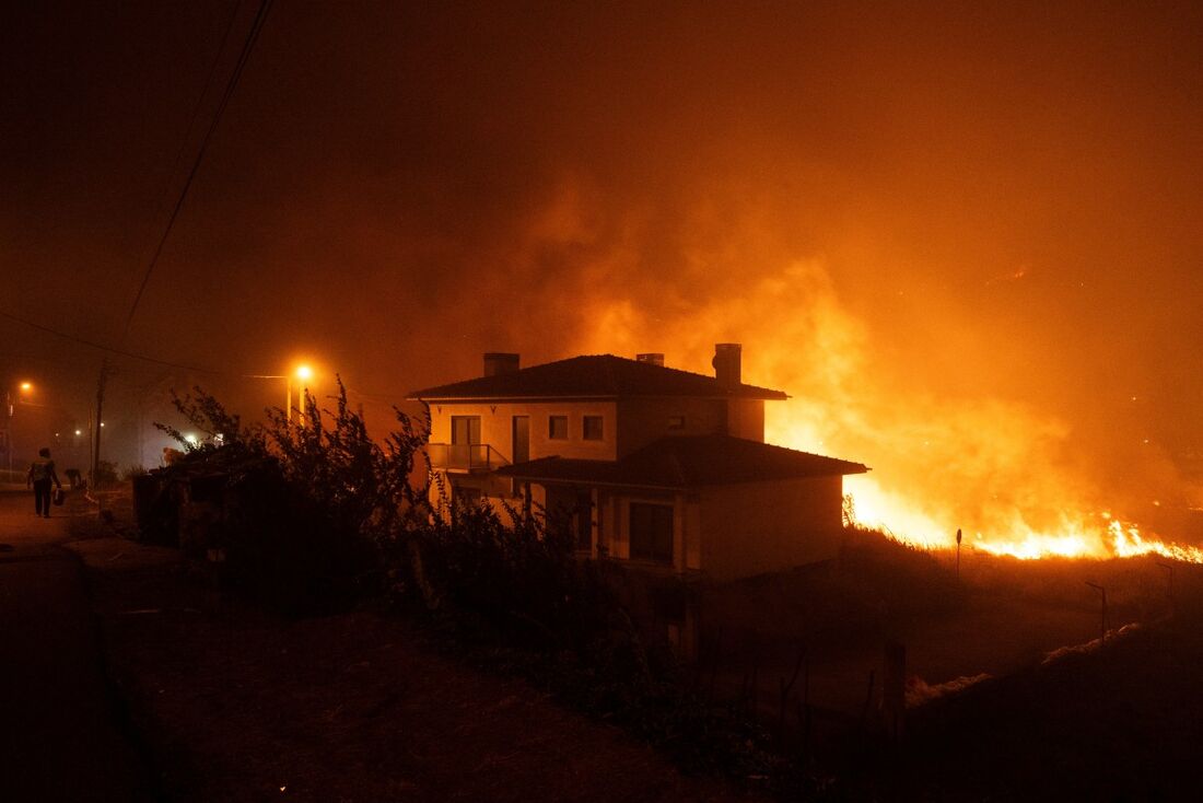 Chamas de incêndio próximo de uma casa em Portugal