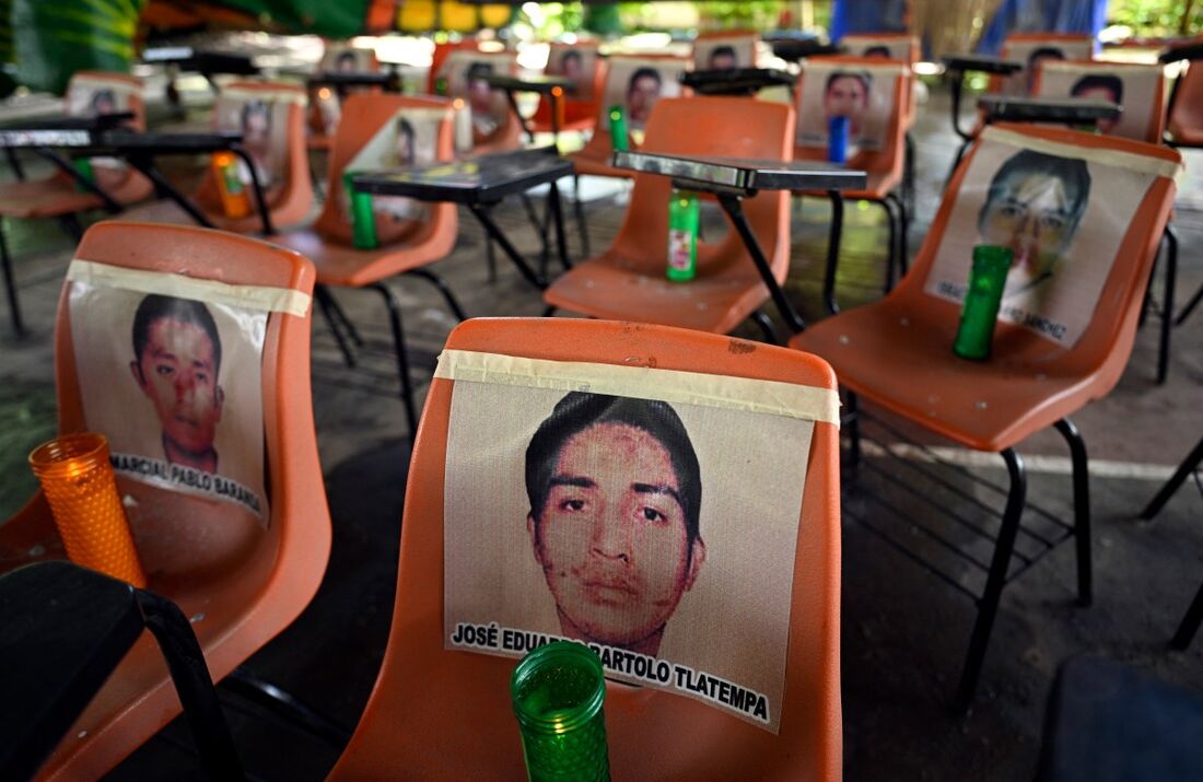 Famílias de estudantes mortos no México pedem justiça