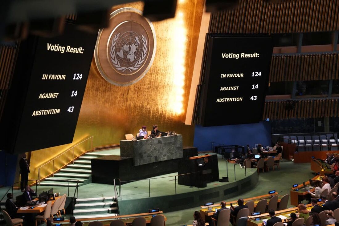 O resultado final de uma votação durante a sessão de emergência sobre as consequências legais das ações de Israel nos territórios palestinos é mostrado na Sede das Nações Unidas em 18 de setembro de 2024 em Nova York.