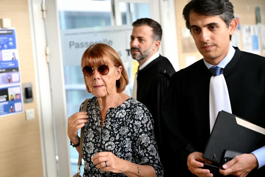 Gisele Pelicot (E), acompanhada por seu advogado Stephane Babonneau (D), deixa o tribunal de Avignon durante o julgamento de seu ex-parceiro Dominique Pelicot 