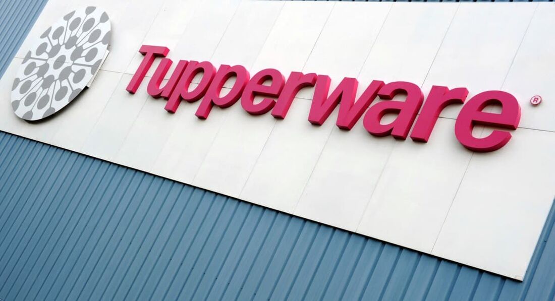 Logotipo da Tupperware Brands Corporation na entrada da fábrica em Joue-les-Tours, centro da França