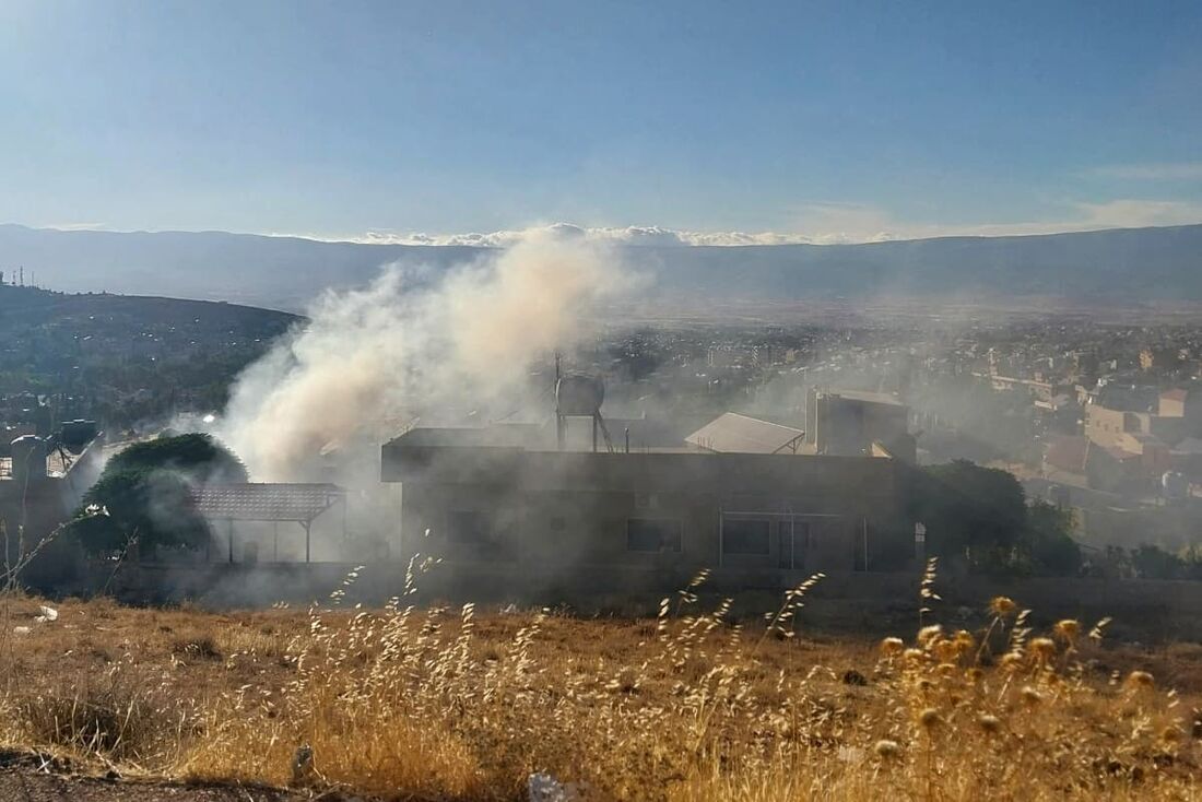 Fumaça sai de uma casa em Baalbek, no leste do Líbano, após uma explosão relatada de um dispositivo de rádio