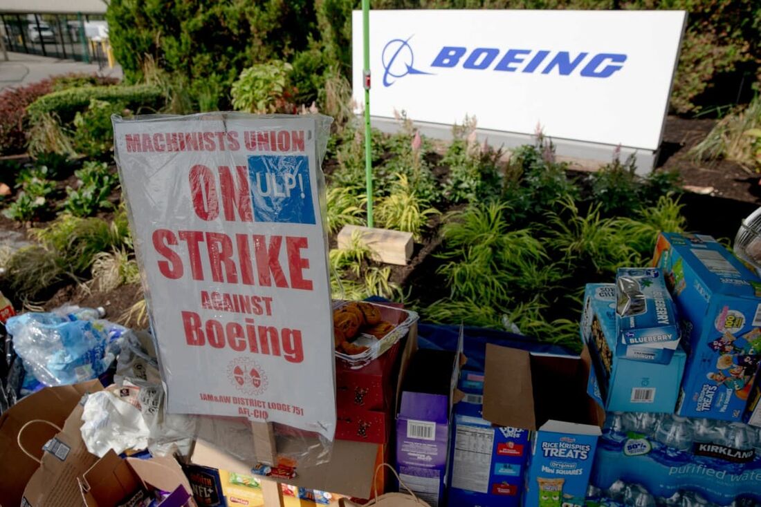 Trabalhadores e apoiadores da Boeing Co. montaram uma estação de greve do lado de fora da fábrica em Renton, Washington