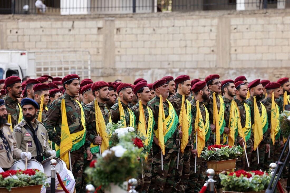 Combatentes do Hezbollah no funeral das pessoas que morreram em decorrência das explosões de dispositivos