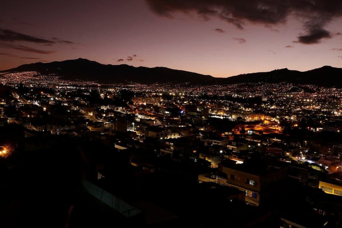 Vista de cidade equatoriana antes do início de racionamento de energia