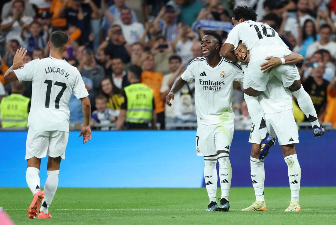 Jogadores do Real Madrid celebram gol marcado