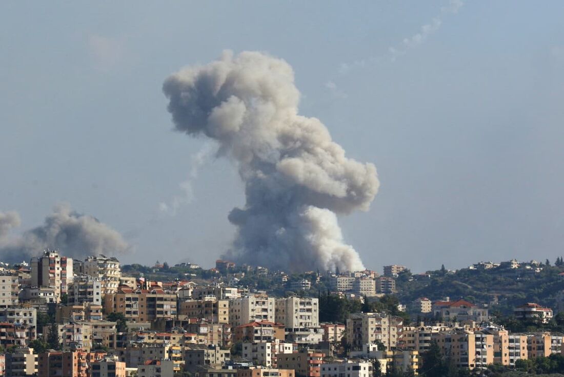  Fumaça sai de um local alvo de bombardeio israelense na vila de Zaita, no sul do Líbano