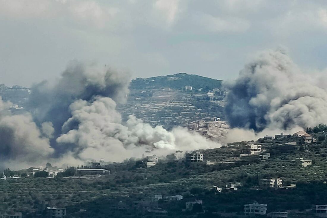 Fumaça sai do local de um ataque aéreo israelense na vila libanesa de Jibal el Botm, perto da fronteira Líbano-Israel