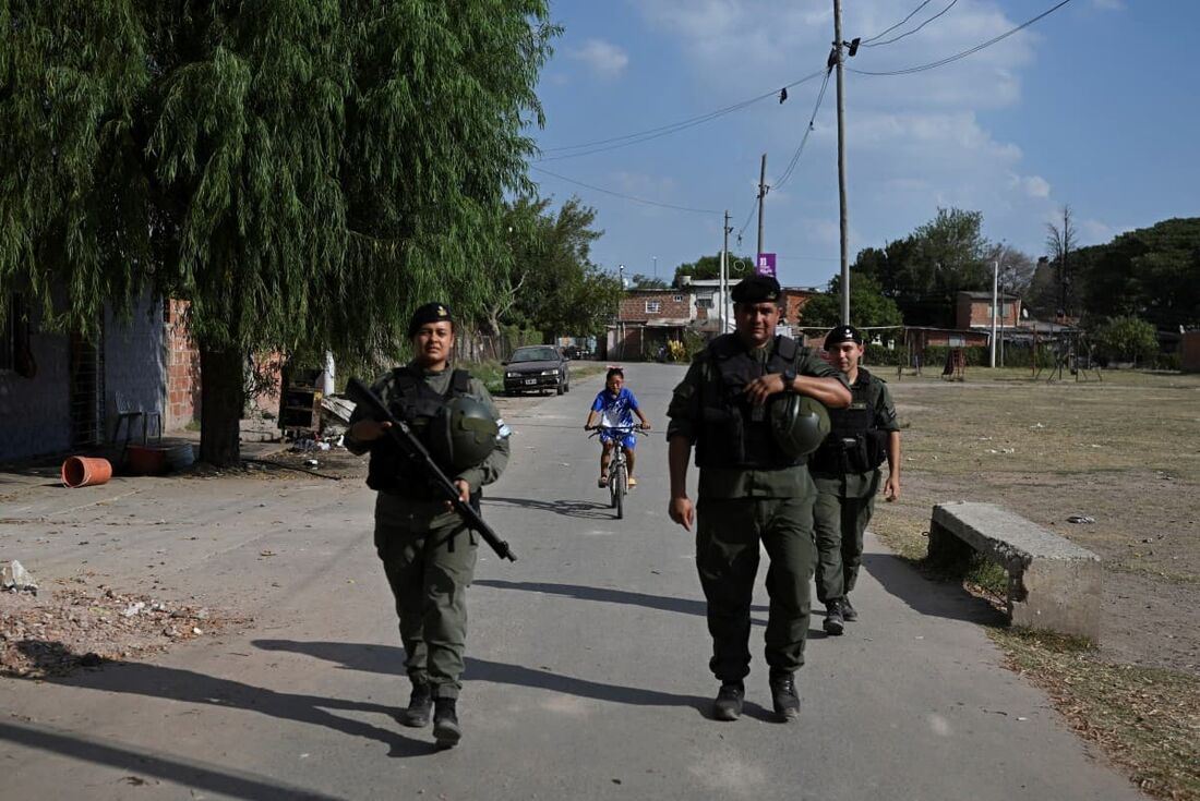 Membros da Gendarmaria Nacional Argentina patrulham uma rua no bairro de Los Pumitas em Rosário