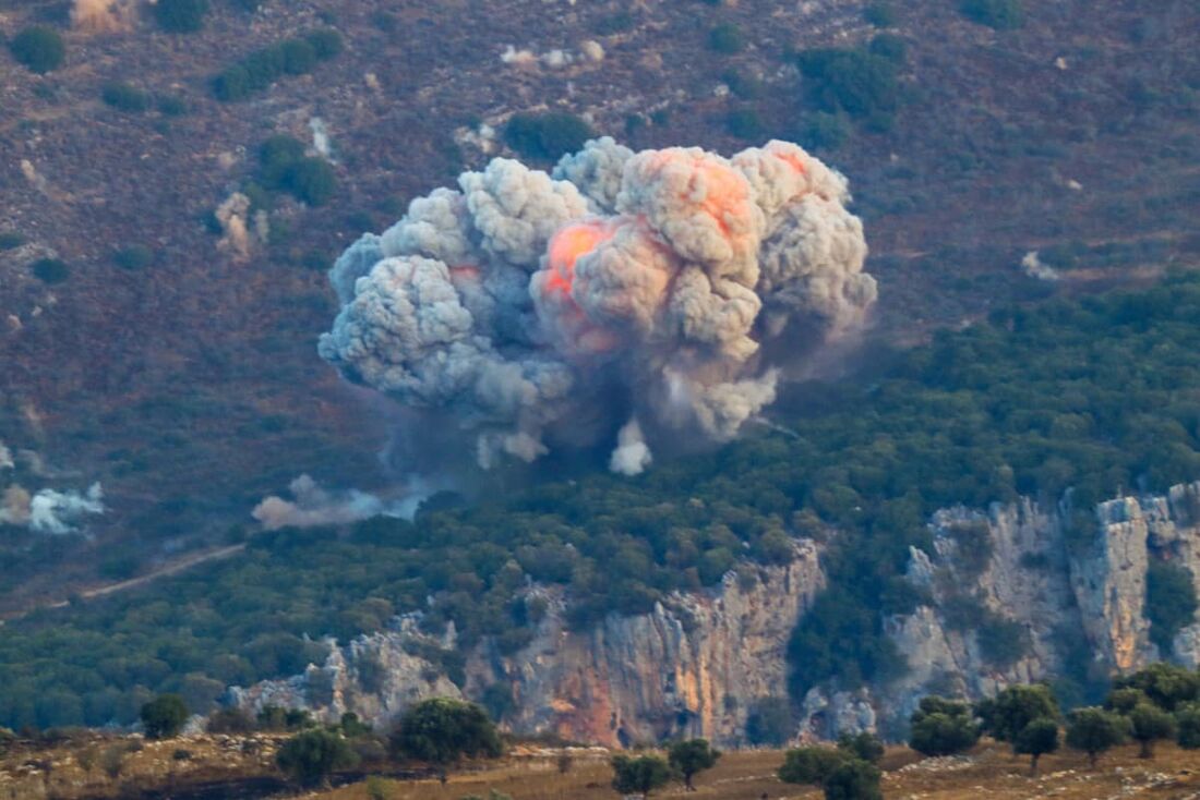  Fumaça sai do local de um ataque aéreo israelense em Marjayoun, perto da fronteira Líbano-Israel