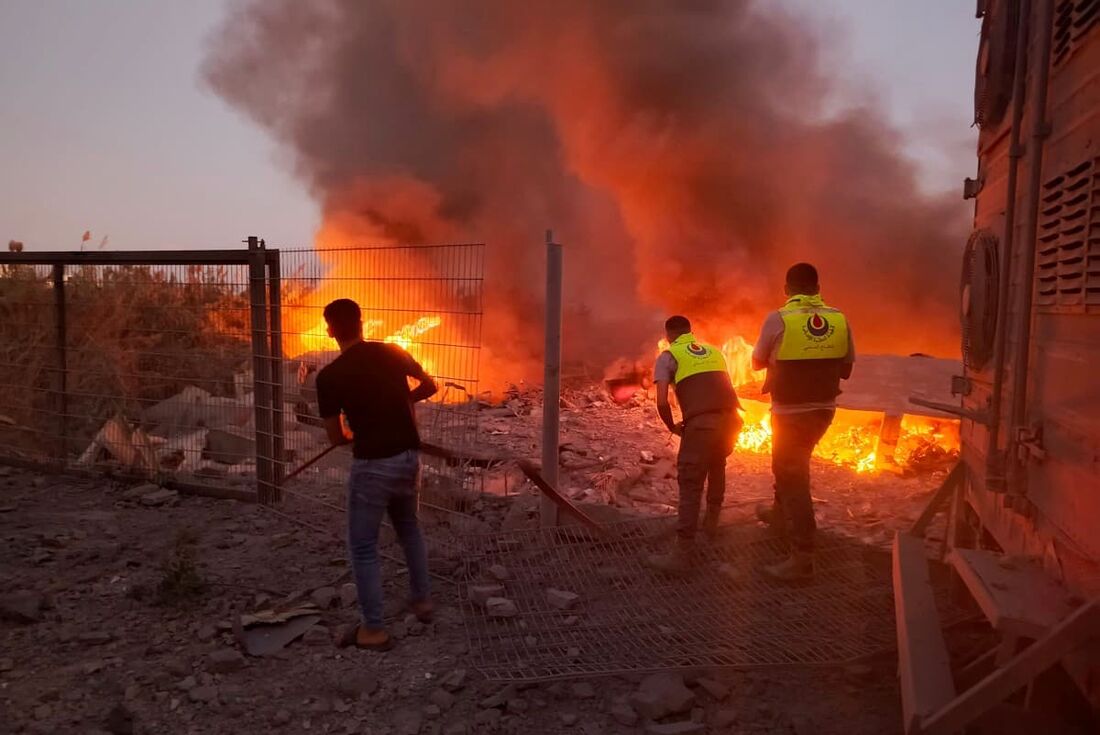 Equipes de resgate correm para o local de um ataque aéreo israelense que teve como alvo a vila de Abbasiyeh, no sul do Líbano