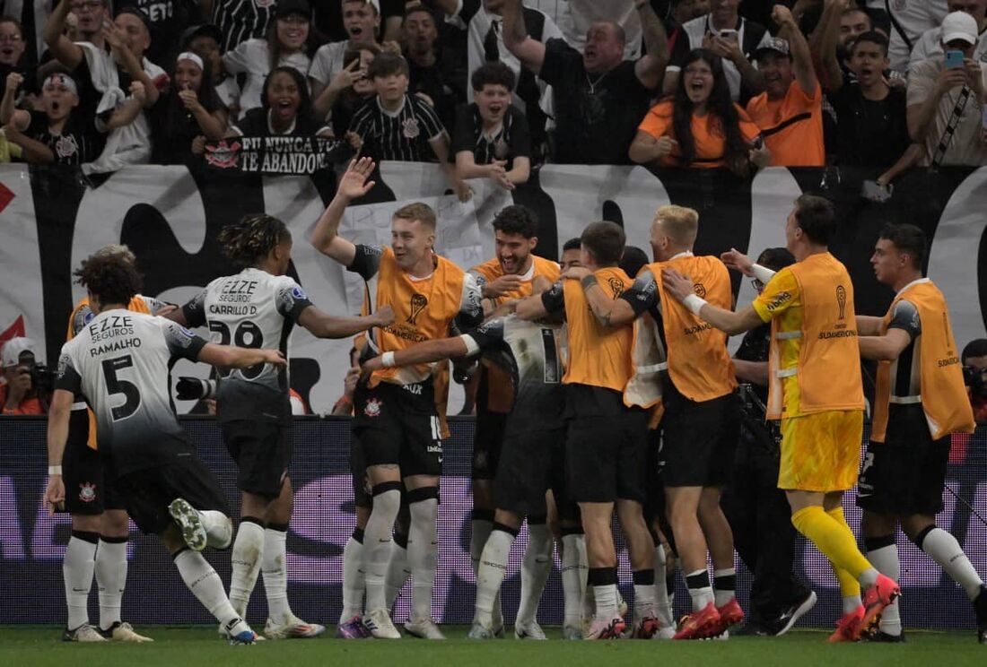 Jogadores do Corinthians celebram gol de Romero sobre o Fortaleza