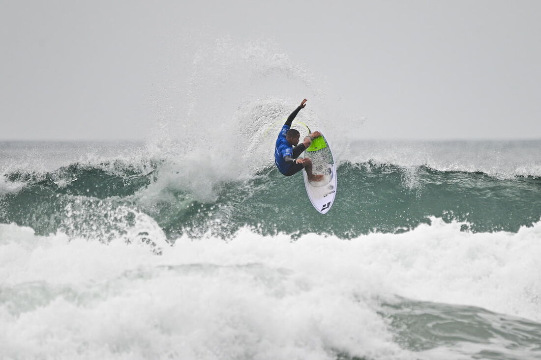 Douglas Silva, surfista pernambucano