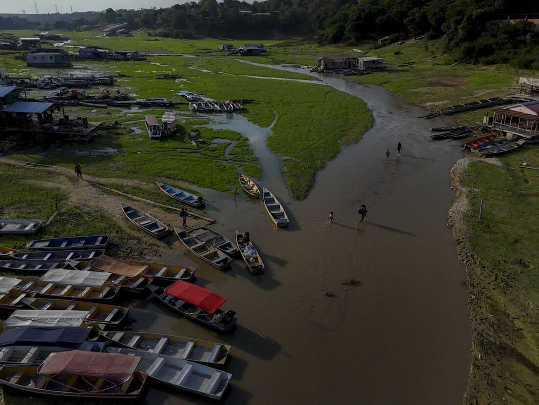 Pessoas caminham pelo Lago Aleixo devido à forte seca no oeste de Manaus, estado do Amazonas, Brasi