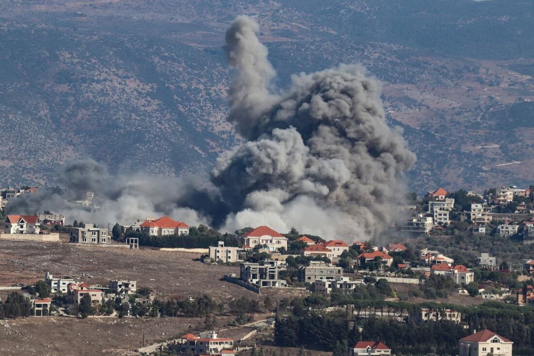 Fumaça sobe do local de um ataque aéreo israelense que teve como alvo a vila de Khiam, no sul do Líbano