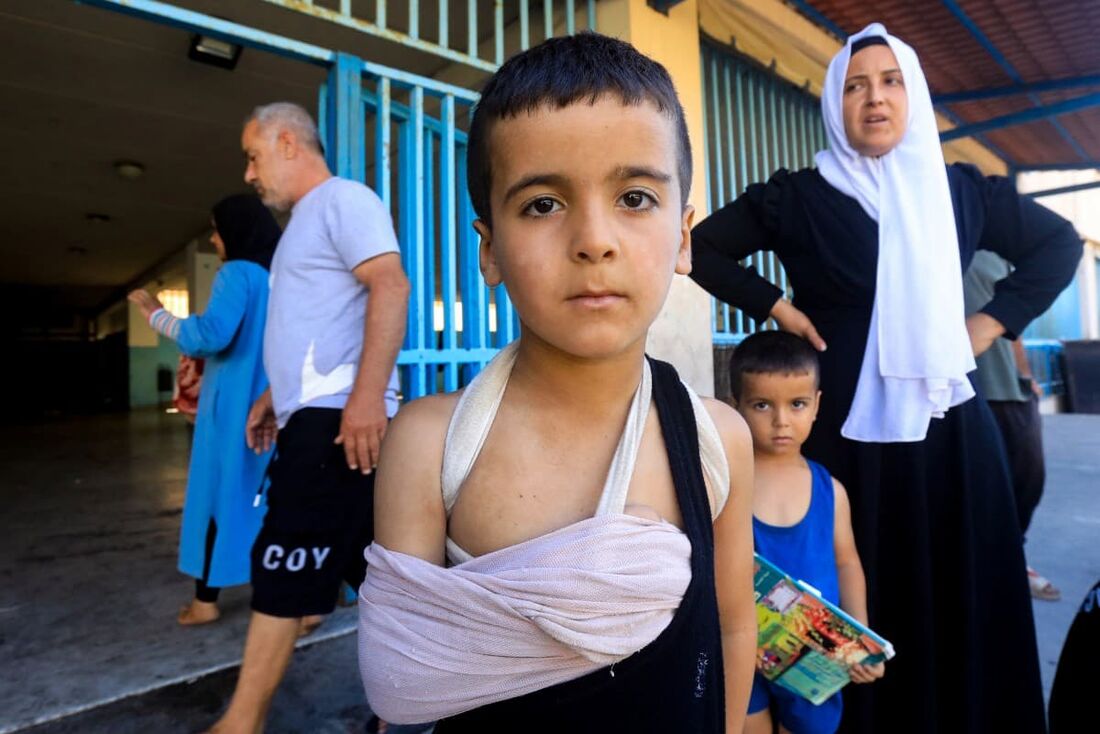 Uma criança ferida posa para uma foto em uma escola em Beirute que abriga pessoas deslocadas que fugiram dos ataques israelenses no sul do Líbano