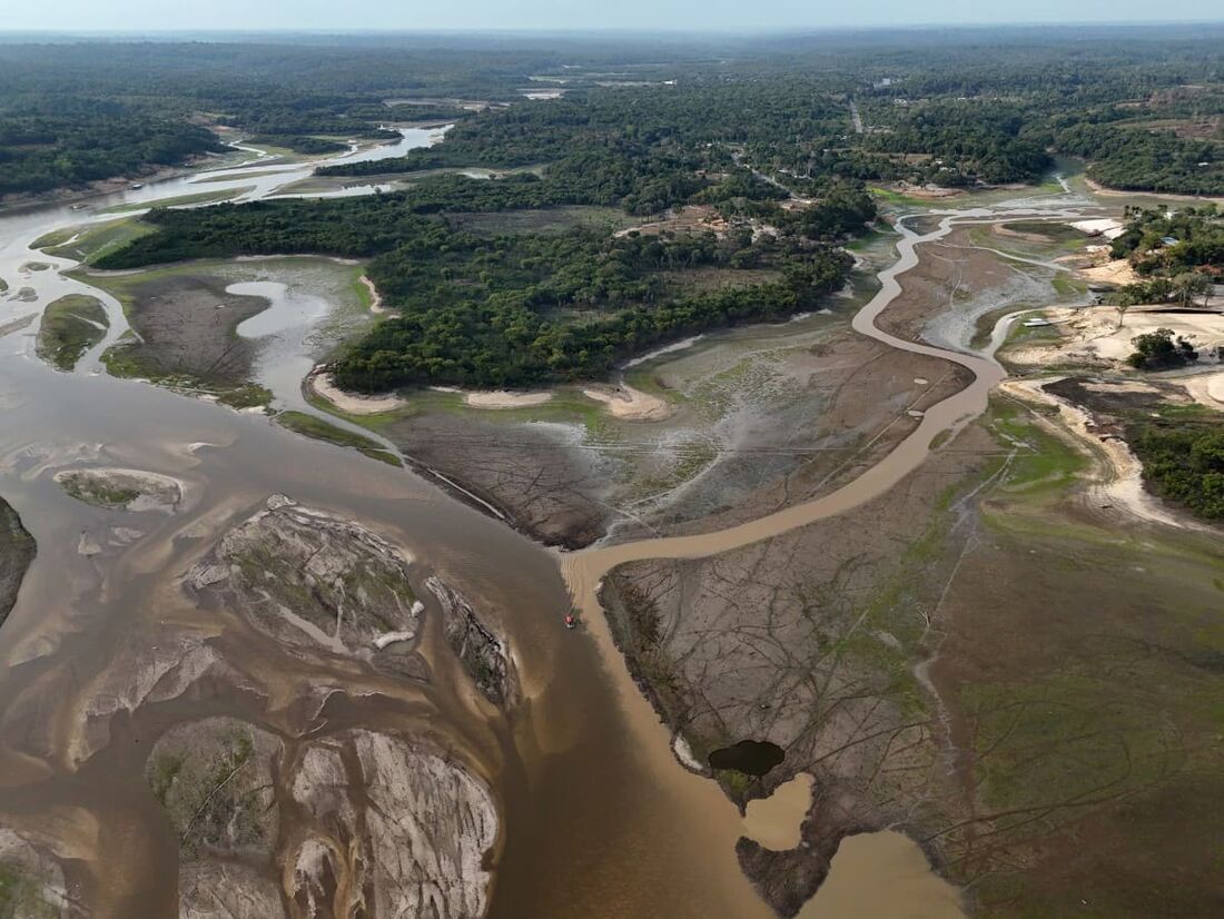 Vista aérea do rio Taruma-Açu, afluente do Rio Negro, que está em nível muito baixo devido à seca severa em Manaus, Amazonas, norte do Brasil