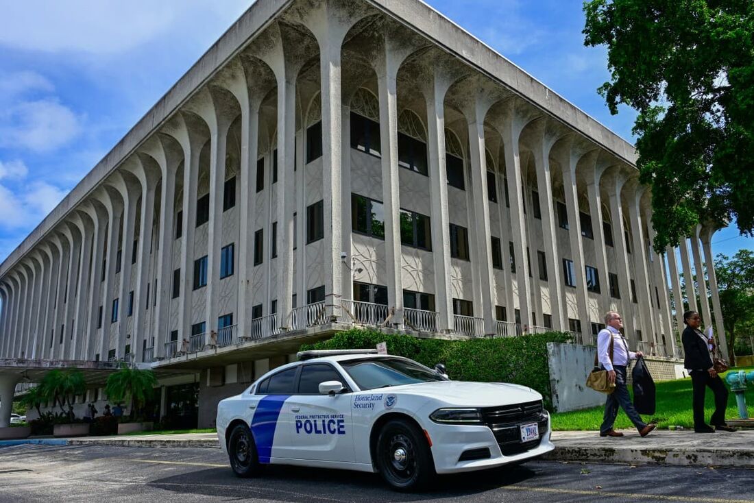 Uma vista do Paul G. Rogers Federal Building e do Tribunal dos EUA durante uma audiência para Ryan Wesley Routh, suspeito da tentativa de assassinato do ex-presidente dos EUA Donald Trump