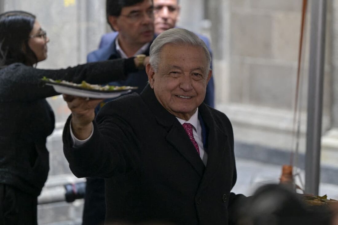 O presidente mexicano cessante, Andrés Manuel López Obrador, oferece café da manhã aos jornalistas presentes após sua última conferência diária no Palácio Nacional na Cidade do México