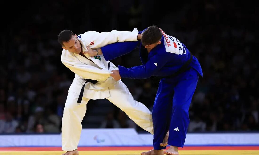 Arthur Silva superou a derrota em Tóquio e agora sai de Paris com a medalha de ouro 