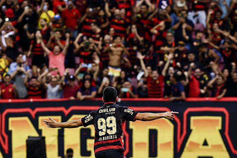 Zé Roberto celebra gol contra o Ituano, na Arena de Pernambuco