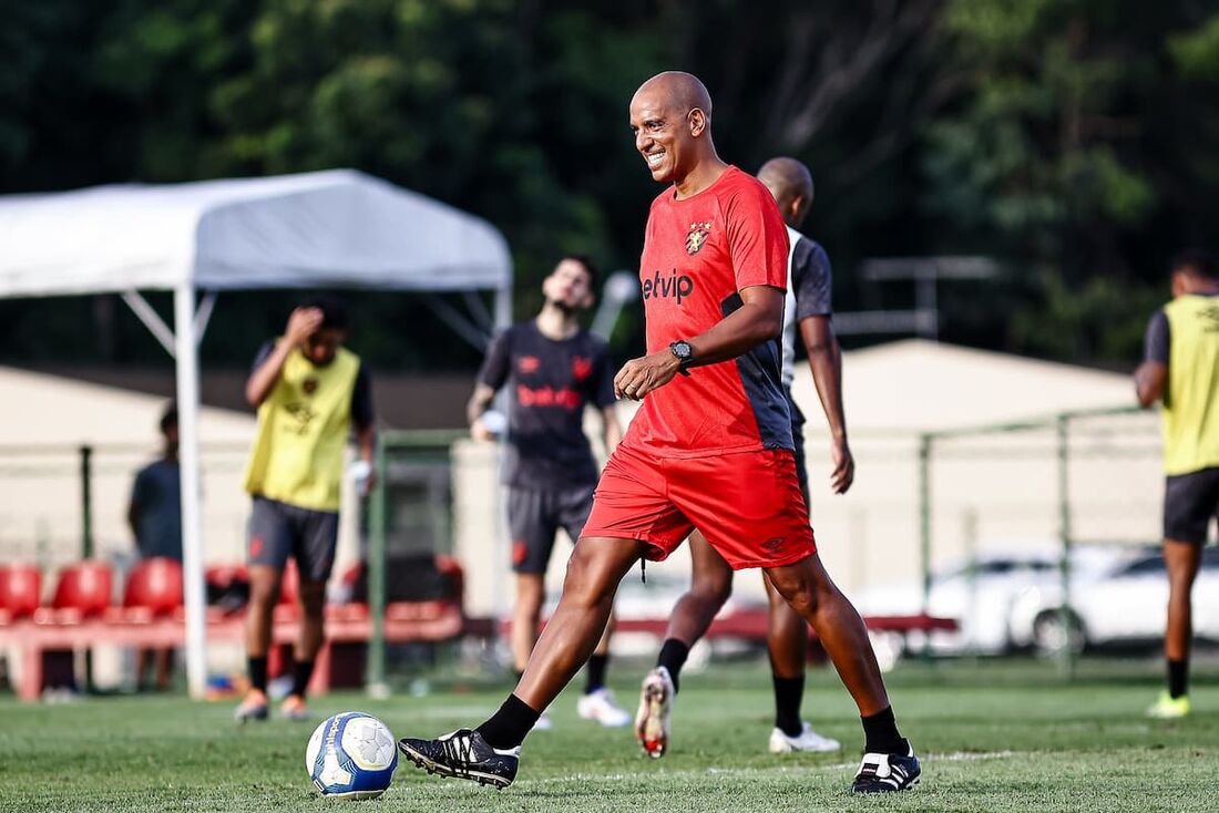 Pepa, técnico do Sport, durante treino no CT