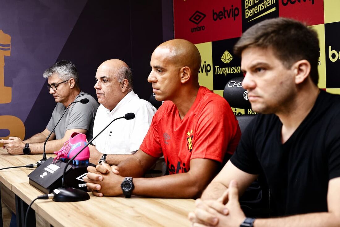 Diretoria do Sport durante apresentação do técnico Pepa