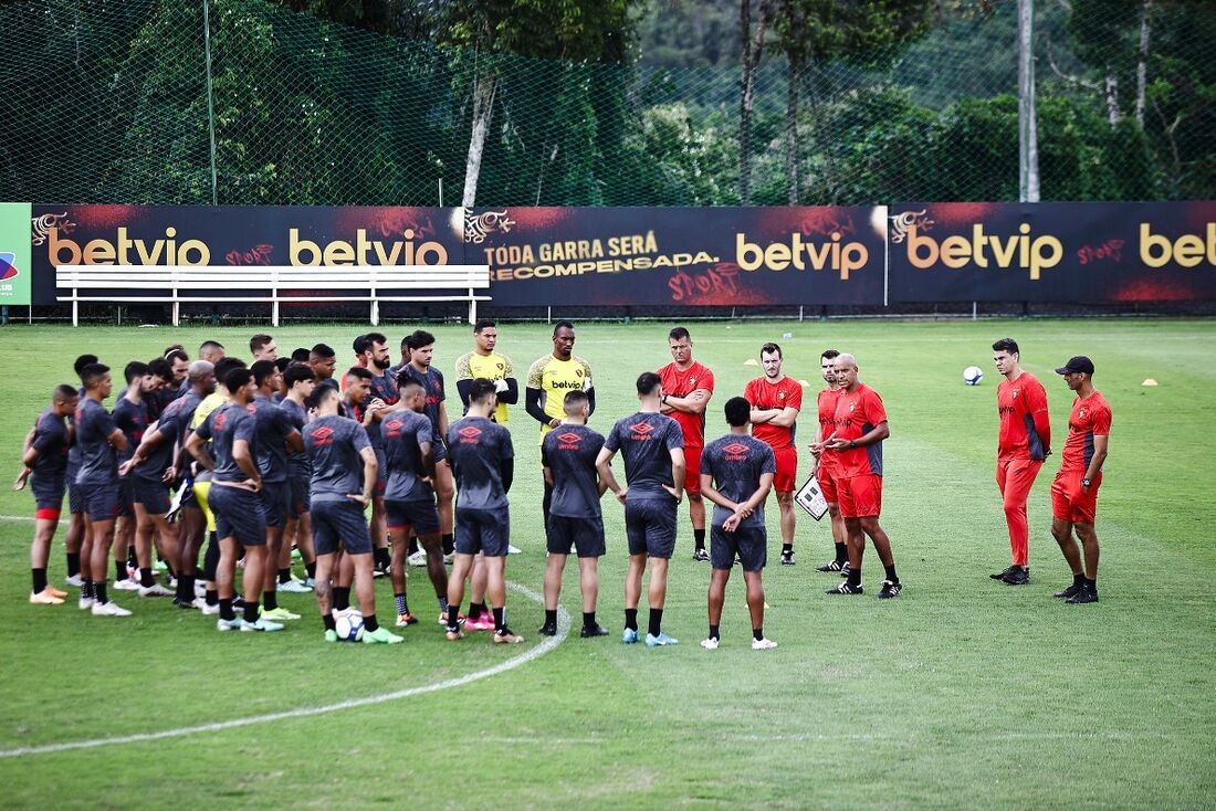 Elenco do Sport reunido com Pepa