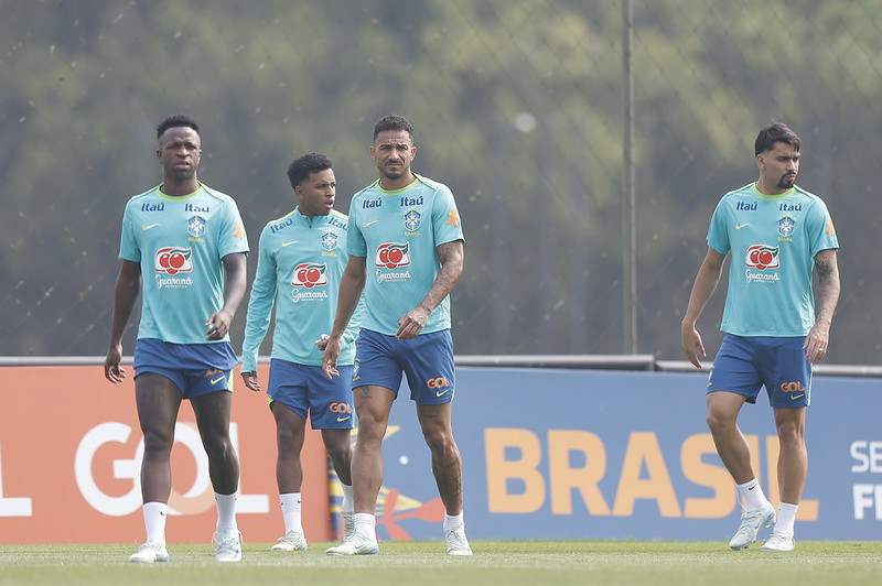 Danilo ao lado de Vini Jr., Rodrygo e Paquetá em treino do Brasil